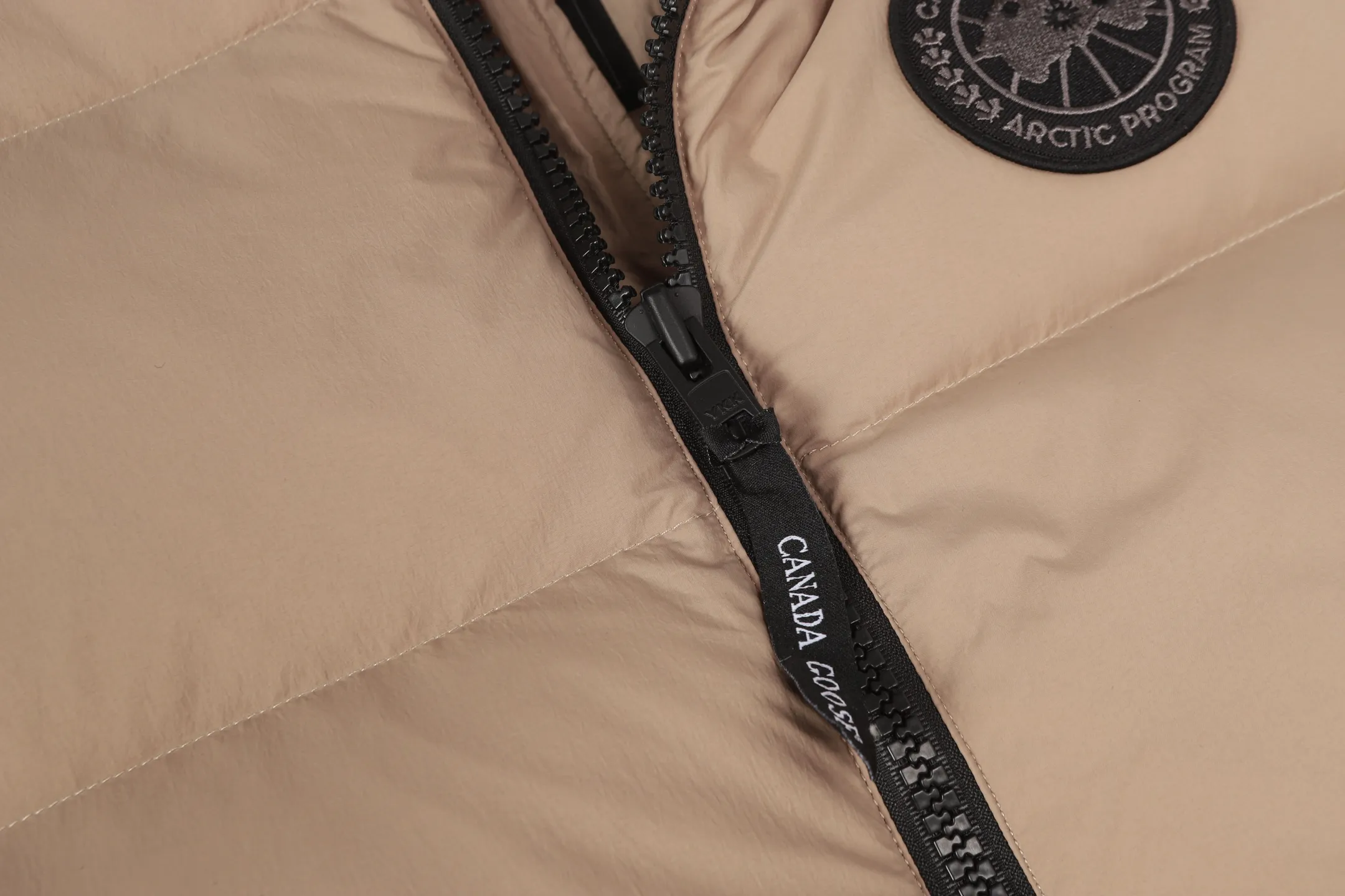 P560 Canada gooes Lawrence down vest (high version) The Lawrence down vest features a durable shell and quilted body, making it a must-have item for all seasons. The fabric has a durable soft touch. Longer hem at back for added protection. Reflective double-stripe grip tape at back. The Lawrence features an engineered down-filled collar to block strong winds, a two-way front zip and a longer rear hem.  Color: black with red label, black with black label, desert color, ocean blue Size: XS-2XL